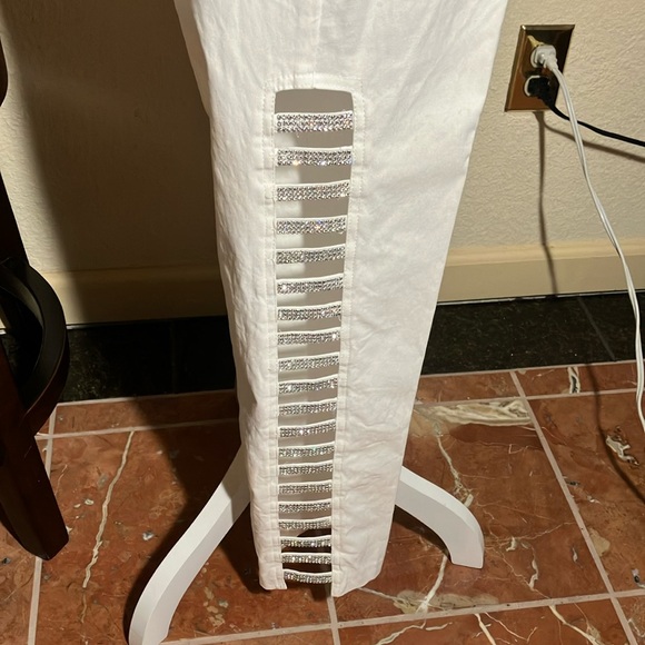 👖💖Kristen’s Kloset White Pants W/Side Cut Outs & Rhinestone Accents Size 10 - Picture 2 of 6